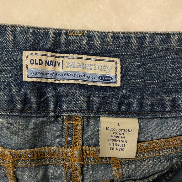 Old Navy maternity shorts - Picture 2 of 3
